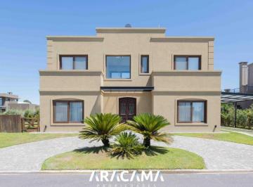 Casa · 225m² · 5 Ambientes · 2 Cocheras · Casa en Venta en Lagos de Canning