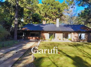 Casa · 159m² · 5 Ambientes · Casa en Alquiler Anual en Carilo con Piscina