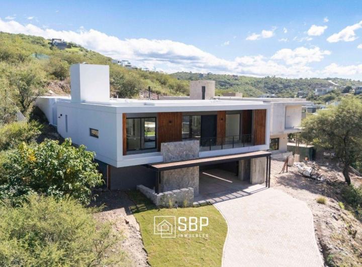 Casa · 311m² · 6 Ambientes · 2 Cocheras