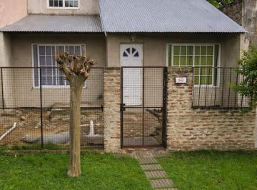 Casa · 100m² · 4 Ambientes · 2 Cocheras · Casa en Villa Santos Tesei