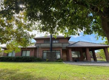 Casa de 5 ambientes, Presidente Perón · Excelente Propiedad de Categoría con Gran Parque y Piscina Acepta Vehículo Financia