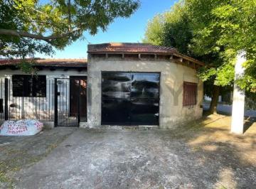 Casa · 80m² · 4 Ambientes · 1 Cochera · Casa en Venta en La Plata de 3 Dorm. Cochera Cubierta y Patio