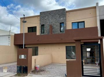 Casa · 90m² · 3 Ambientes · 2 Cocheras · Venta Duplex 3 Ambientes a Estrenar Barrio Los Pinares