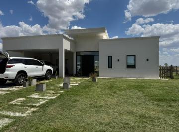 Casa · 231m² · 4 Ambientes · 2 Cocheras · Casa de 4 Ambientes a La Laguna con Pileta