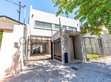 Casa · 113m² · 4 Ambientes · 1 Cochera · Venta Triplex Castelar a Estrenar 4 Ambientes