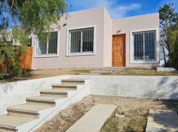 Casa · 587m² · 4 Ambientes · 1 Cochera · Venta Casa en El Pinar Tres Dorm.