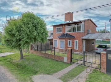 Casa · 110m² · 4 Ambientes · 2 Cocheras · Venta Casa Tres Dorm. con Piscina en Roldan