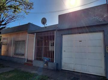 Casa · 132m² · 4 Ambientes · 2 Cocheras · Casa en Moron