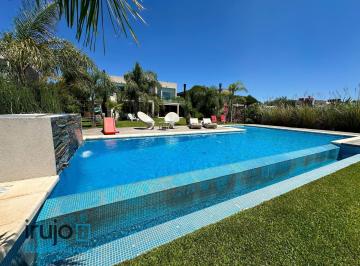 Casa · 291m² · 6 Ambientes · 4 Cocheras · Casa 6 Amb con Piscina Excelente Estado