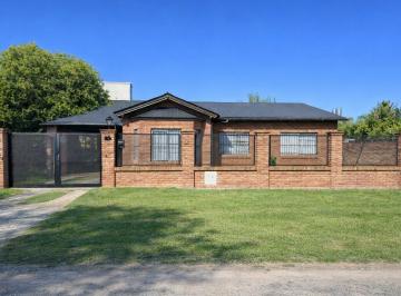 Casa · 120m² · 5 Ambientes · 2 Cocheras · Las Perdices Al 2200, 3 Dorm.