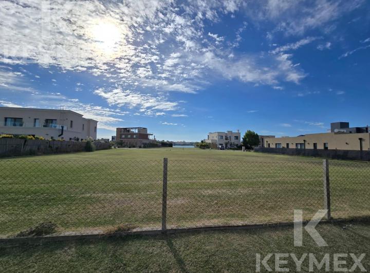 Terreno · 818m²