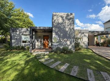 Casa · 169m² · 4 Ambientes · 3 Cocheras · Propiedad de 4 Ambientes en La Cesarina