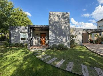 Casa · 169m² · 4 Ambientes · 3 Cocheras · Propiedad de 4 Ambientes en La Cesarina