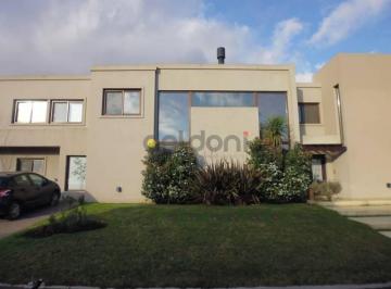 Casa · 321m² · 4 Ambientes · Hermosa Propiedad en Venta en Fincas de Iraola 2