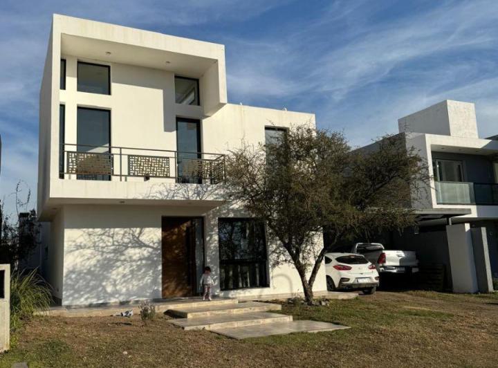Casa · 194m² · 5 Ambientes · 1 Cochera