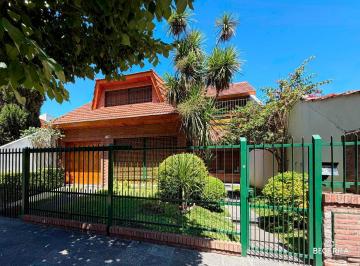 Casa · 384m² · 3 Dormitorios · 2 Cocheras · Casa en Venta en Parque Quirno - Hurlingham
