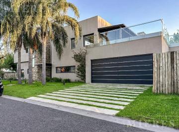 Casa · 395m² · 6 Ambientes · Casa en Venta en El Barrio Santa María de Tigre