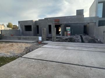 Casa · 135m² · 5 Ambientes · 2 Cocheras · Venta Casa en Don Mateo en Construcción. Don Mateo, Funes