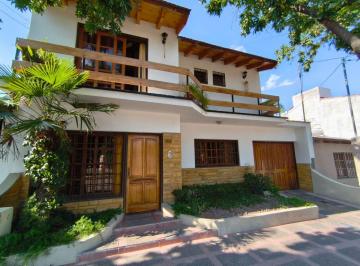 Casa de 6 ambientes, Gobernador Benegas · Vórtice Inmobiliaria Vende Hermosa y Acogedora Casa en B° Jardín Trapiche, Godoy Cruz, Mendoza.