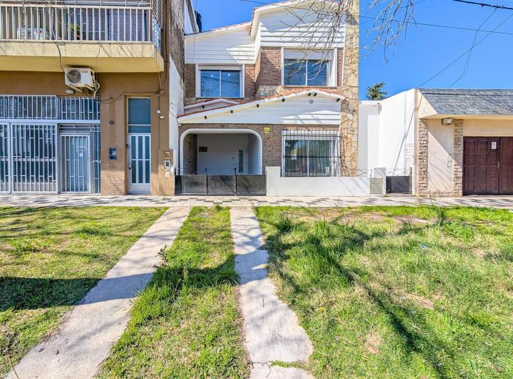 Casa · 230m² · 7 Ambientes · 1 Cochera