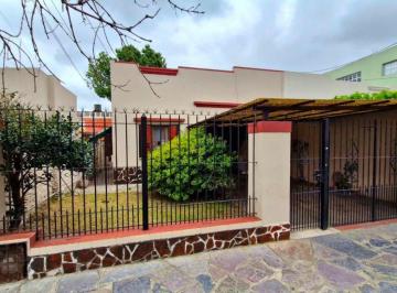 Casa de 3 ambientes, Lanús · Oportunidad: Casa con Cochera y Amplio Jardin
