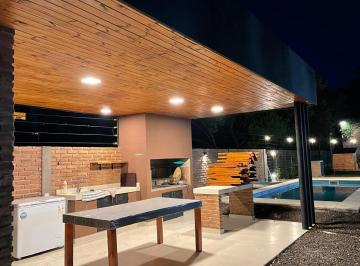 Casa · 65m² · 1 Ambiente · 1 Cochera · Casa de 1 Dormitorio en Alquiler en Complejo Tipo Condominio
