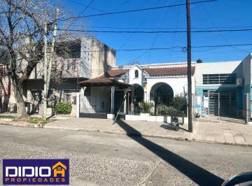 Casa · 220m² · 4 Ambientes · 4 Cocheras · Casa en Venta Burzaco con Pileta!