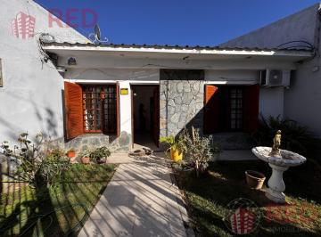 Casa · 154m² · 4 Ambientes · 1 Cochera · Vende Casa de 2 Dorm. en Barrio Provincias Unidas