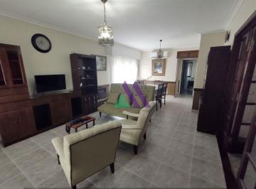 Casa de 3 ambientes, Miramar · Impecable Chalet de 3 Ambientes con Dependencia, Quincho y Garage. Miramar