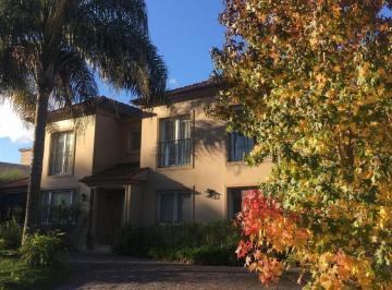 Casa · 250m² · 7 Ambientes · Casa en Venta en El Barrio Acacias Blancas