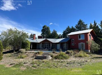 Casa · 220m² · 5 Ambientes · Quinta con Pileta / Puerto Madryn/ 2500 M²/ Impecable