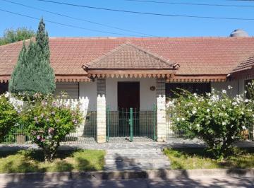 Casa · 218m² · 4 Ambientes · 2 Cocheras · Venta Chalet Coronel Vidal