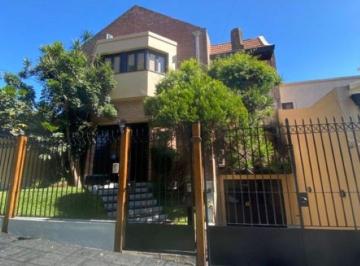Casa de 5 ambientes, Quilmes · Excelente Chalet de 5 Ambientes con Pileta en Venta en Parque Bernal