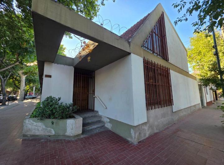 Casa · 215m² · 7 Ambientes · 3 Cocheras