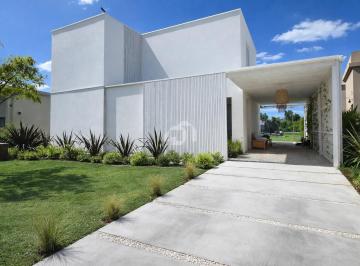 Casa · 154m² · 45 Ambientes · 3 Cocheras · Casa en Venta en Santa Elena, Pilar del Este, Pilar