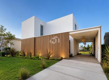 Casa · 154m² · 45 Ambientes · 3 Cocheras · Casa en Venta en Santa Elena, Pilar del Este, Pilar