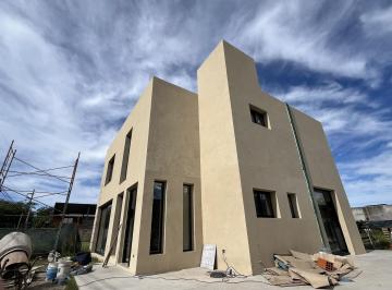 Casa · 173m² · 3 Dormitorios · Casa en Funes a Estrenar 3 Dorm. Jardin y Pileta