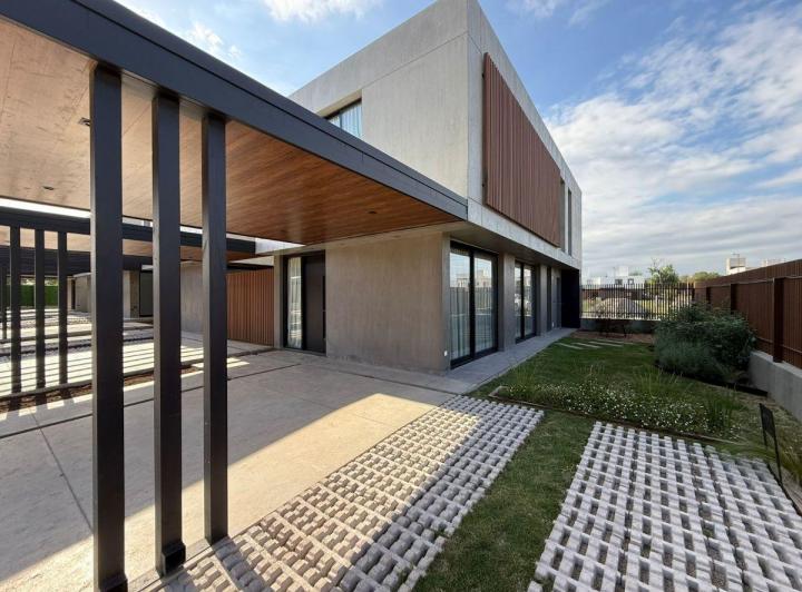 Casa · 170m² · 4 Ambientes · 2 Cocheras