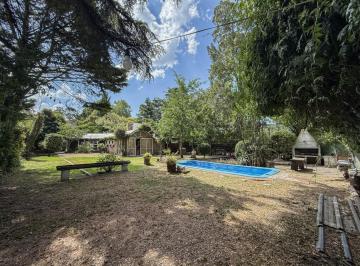 Quinta vacacional · 200m² · 5 Ambientes · Gran Casa Quinta en Esquina con Parque