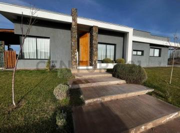 Casa · 200m² · 7 Ambientes · 2 Cocheras · Venta de Casa en Maipú