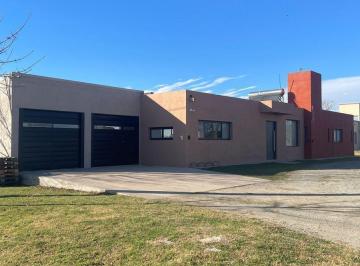 Casa · 230m² · 7 Ambientes · 2 Cocheras · Se Ofrece Especular Casa Moderna a Estrenar en Terra Nostra, Único en Zona Sur de 1100 M!