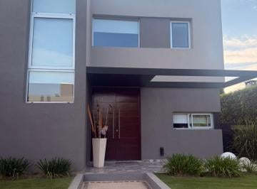 Casa · 230m² · 5 Ambientes · 2 Cocheras · Casa en Morada