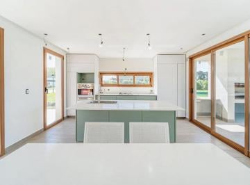 Casa · 184m² · 4 Ambientes · 2 Cocheras · Casa en Arenas Chico