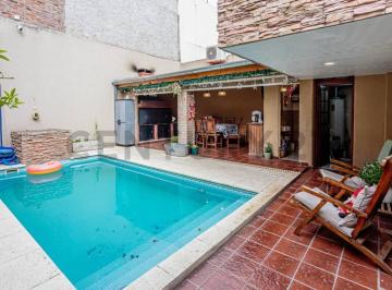 Casa · 210m² · 4 Ambientes · 2 Cocheras · Venta de Casa en 2 Plantas de 4 Ambientes con Pileta y Quincho - Villa Urquiza