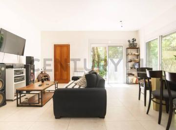 Casa · 101m² · 3 Ambientes · 2 Cocheras · Casa en Venta en Gonnet Tipo Duplex de 2 Dorm.