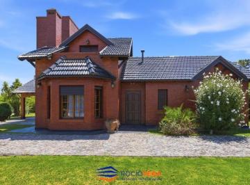 Casa · 223m² · 6 Ambientes · 6 Cocheras · Casa a La Venta en Country Banco Provincia