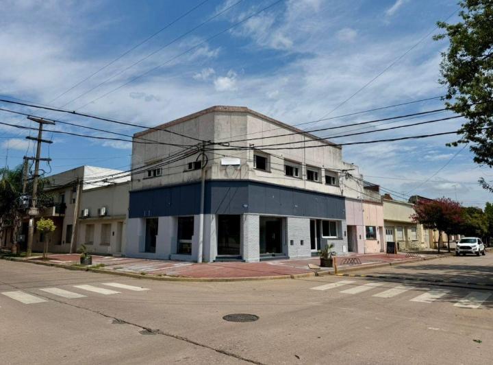 Local comercial · 129m² · 8 Ambientes