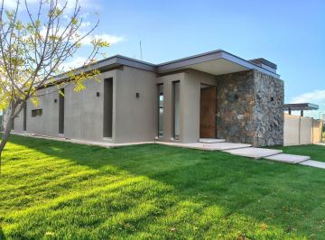 Casa · 220m² · 7 Ambientes · 2 Cocheras · Excepcional Casa en Venta en Barrio Tierras Altas