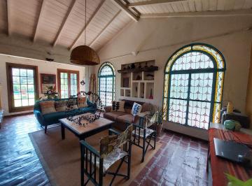 Quinta vacacional · 165m² · 4 Ambientes · 5 Cocheras · Parque Leloir - Quinta 1600 m² - 3/4 Dorm.