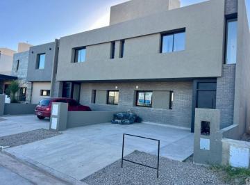 PH · 119m² · 4 Ambientes · 2 Cocheras · Duplex a La Venta 3 Dorm. Colinas de Manantiales a Estrenar